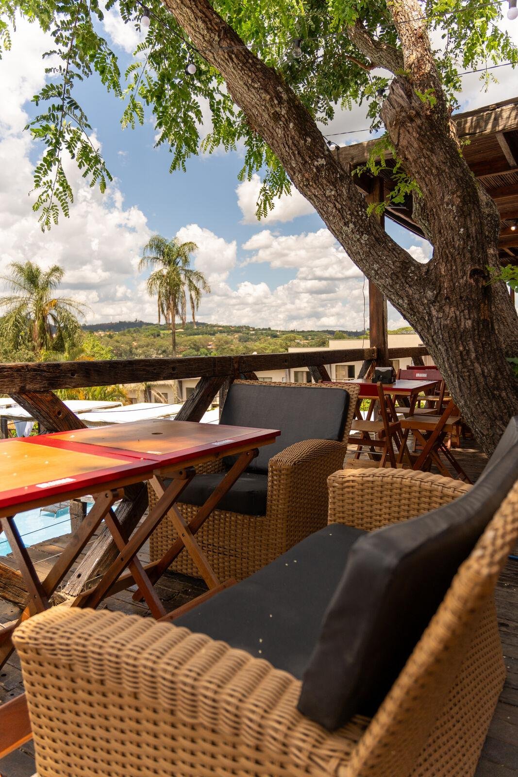 Lounge sob a árvore com vista para a represa