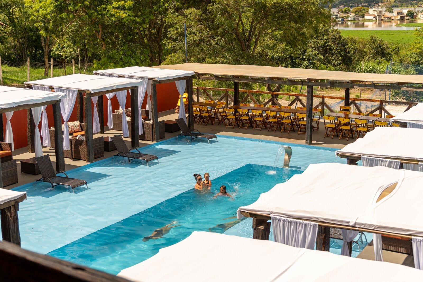 Pessoas nadando na piscina vista de cima