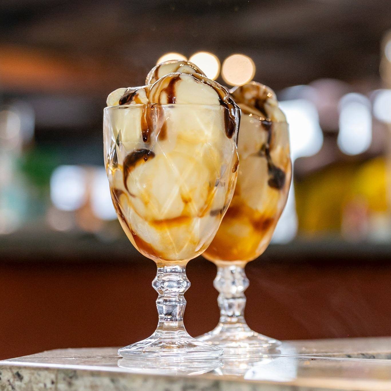 Taças de sorvete com calda de chocolate